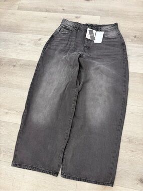 Brand new BoohooMAN Super Baggy Jeans
Size 34R
